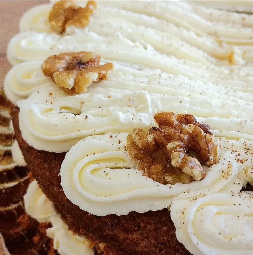 Carrot cake casero con frosting de queso y nueces