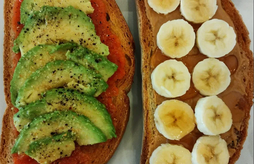 Tostada de aguacate con tomate y tostada de crema de cacahuete con plátano